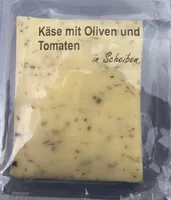 Käse mit Oliven und Tomaten