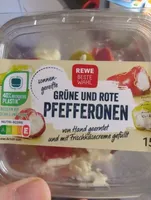 grüne und rote Pfefferonen gefüllt