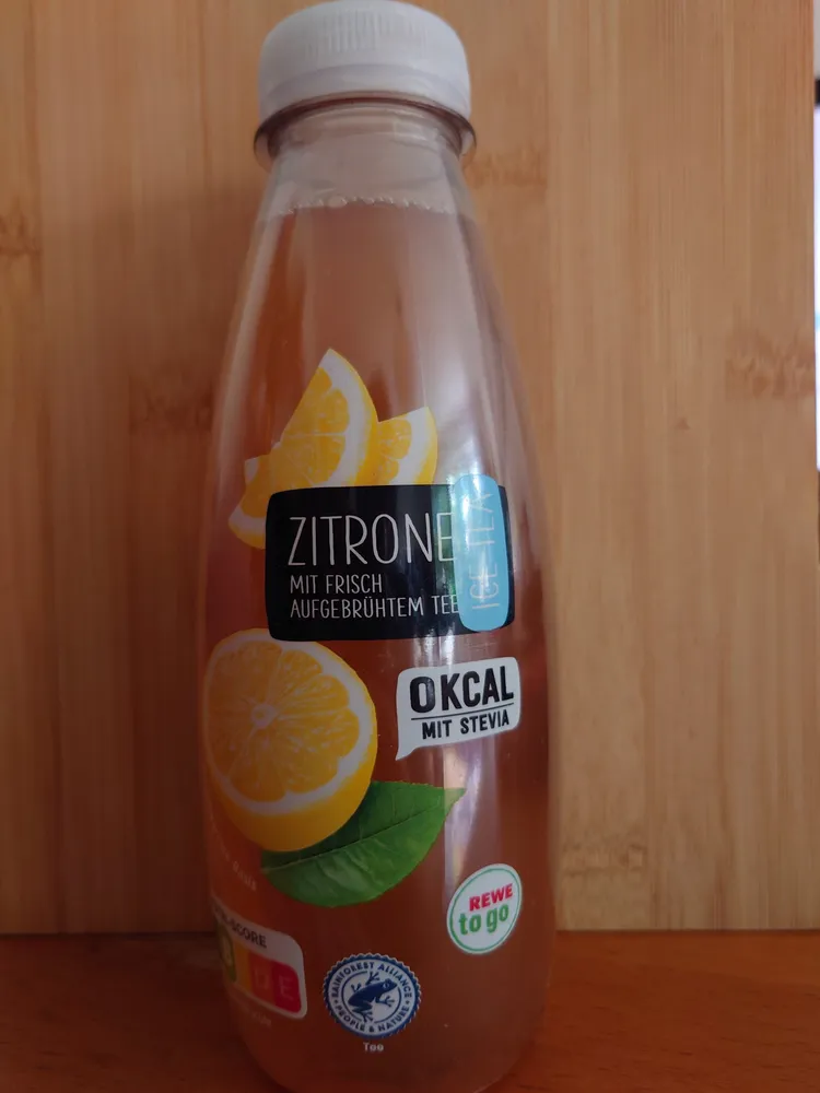 ZITRONE MIT FRISCH AUFGEBRÜHTEM TEE