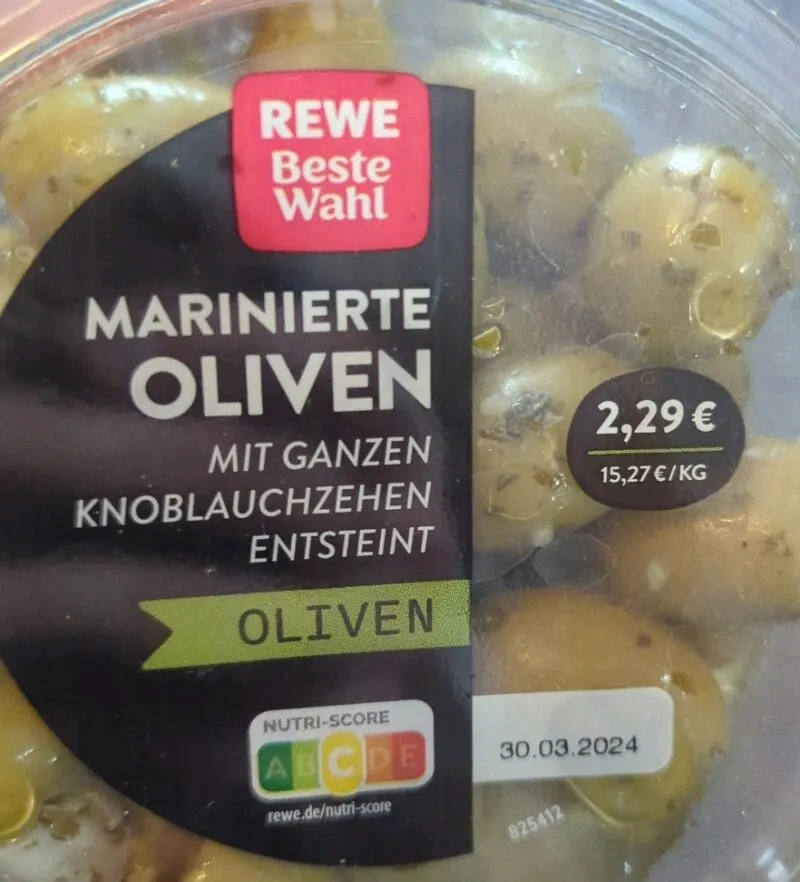 Marinierte Oliven mit ganzen Knoblauchzehen