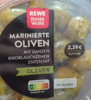 Marinierte Oliven mit ganzen Knoblauchzehen