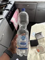 Natürliches Mineralwasser mit Kohlensäure versetzt