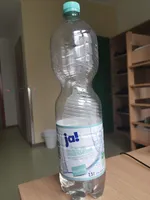 Natürliches Mineralwasser Medium