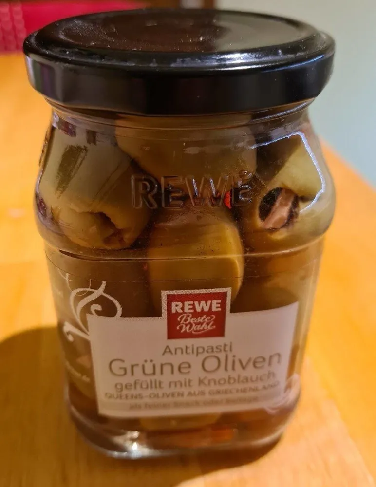 Grüne Oliven gefüllt mit Knoblauch
