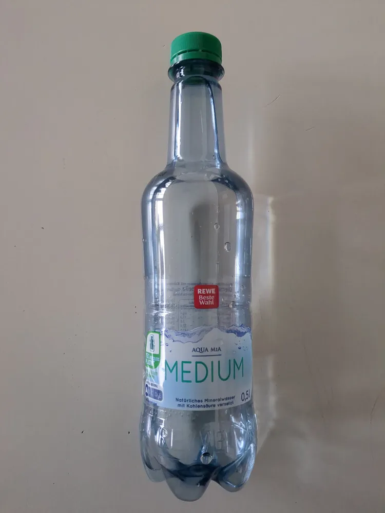 Medium natürliches Mineralwasser mit Kohlensäure versetzt