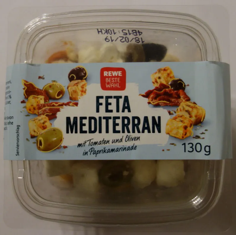 Feta Mediterran mit Tomaten und Oliven in Paprikamarinade