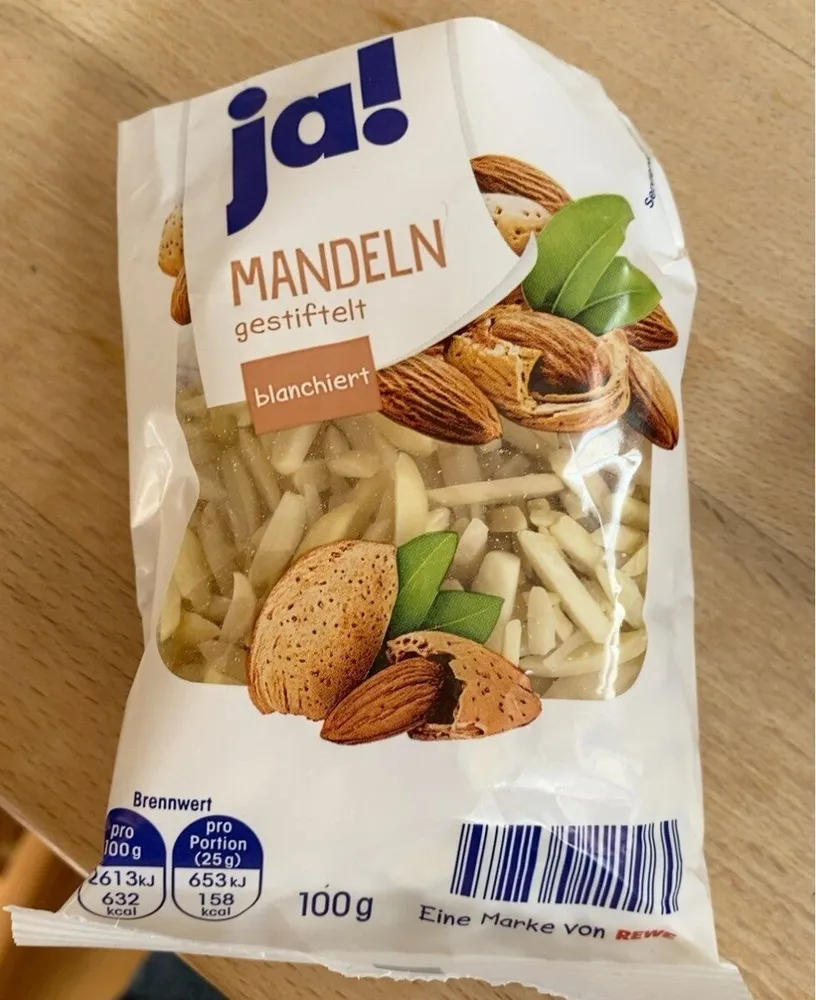 Mandeln gestiftelt blanchiert