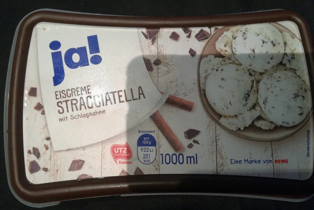 Eiscreme Stracciatella mit Schlagsahne