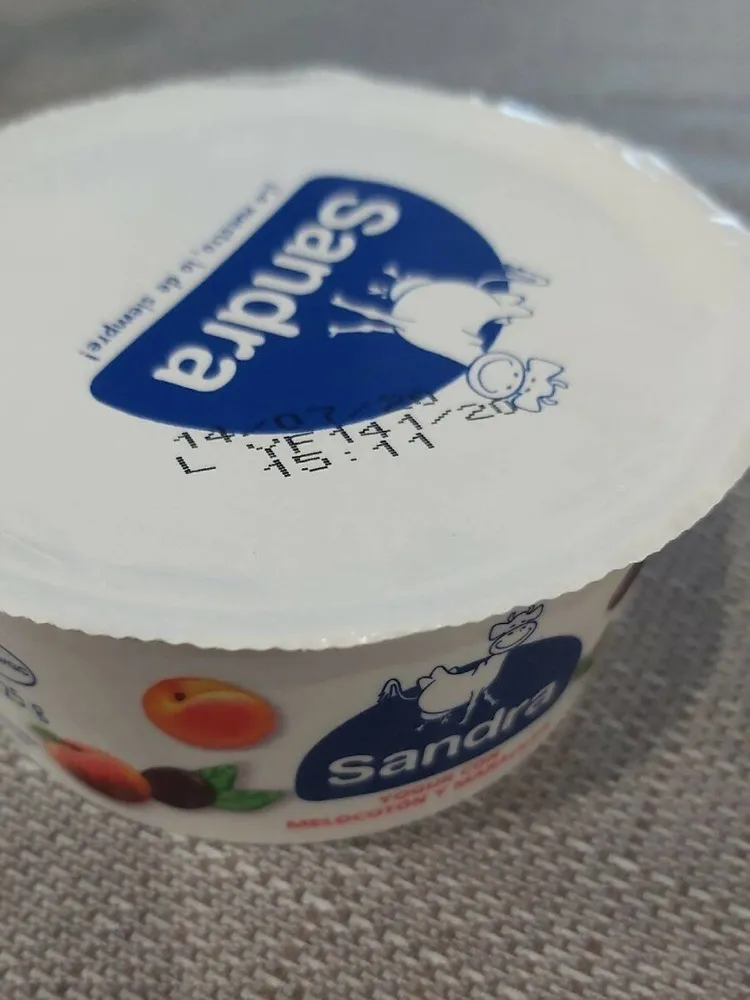 Yogur con melocotón y maracuyá