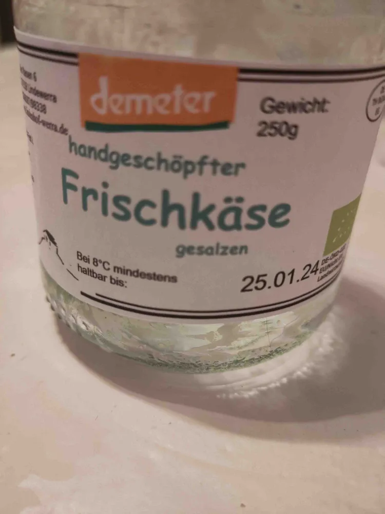 Handgeschöpfter Frischkäse gesalzen