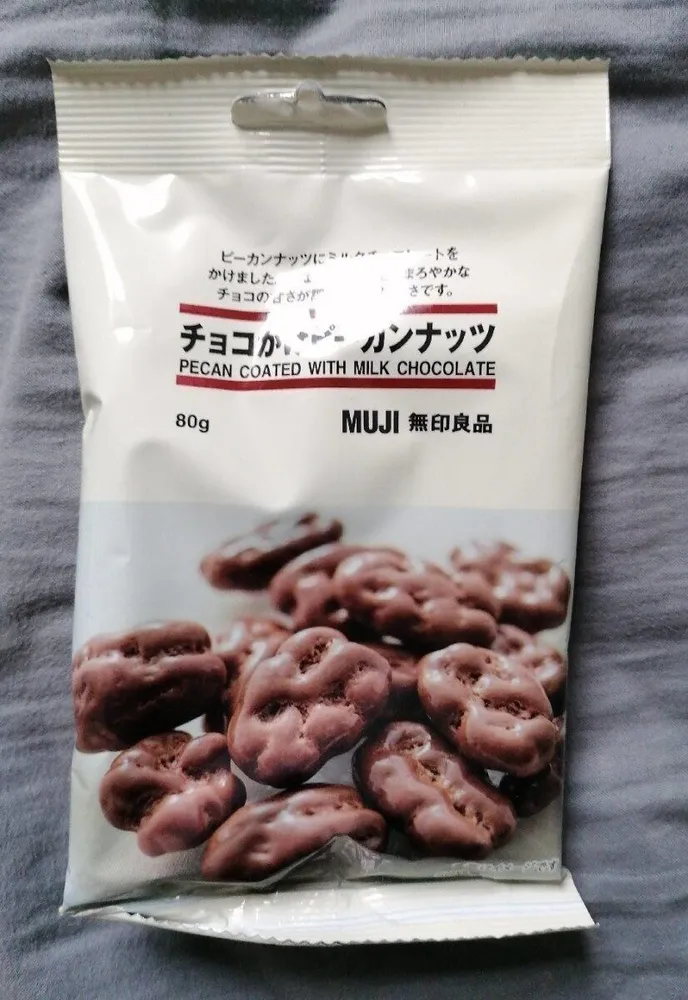 Pecan coated with milk chocolate