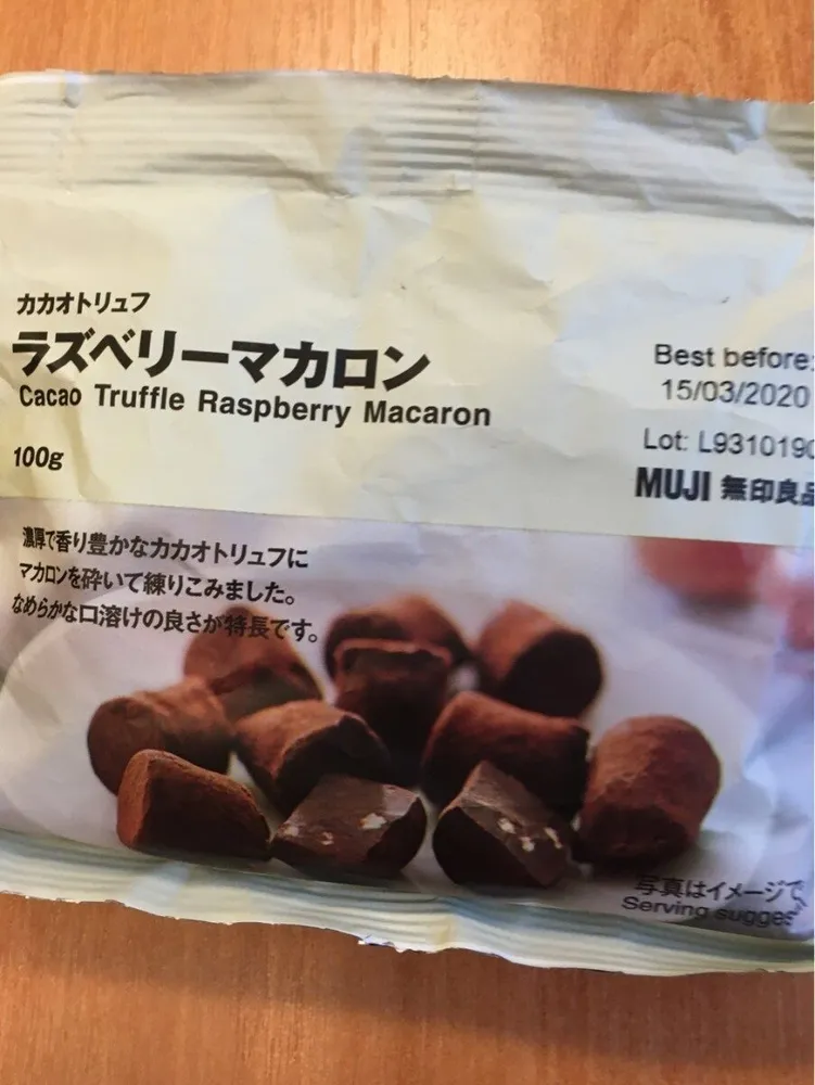Caco truffle rasperry macaron