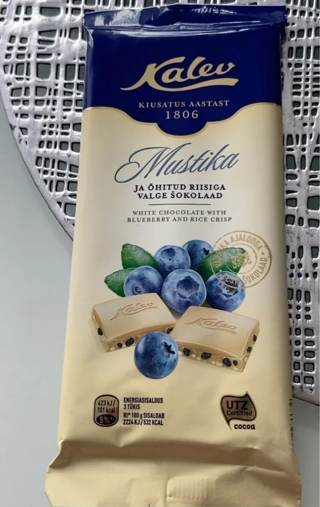 White chocolate with blueberry and rise crisp