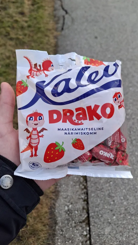 Drako maasikatäidisega närimiskomm