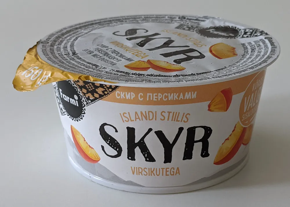 Islandi stiilis skyr virsikutega