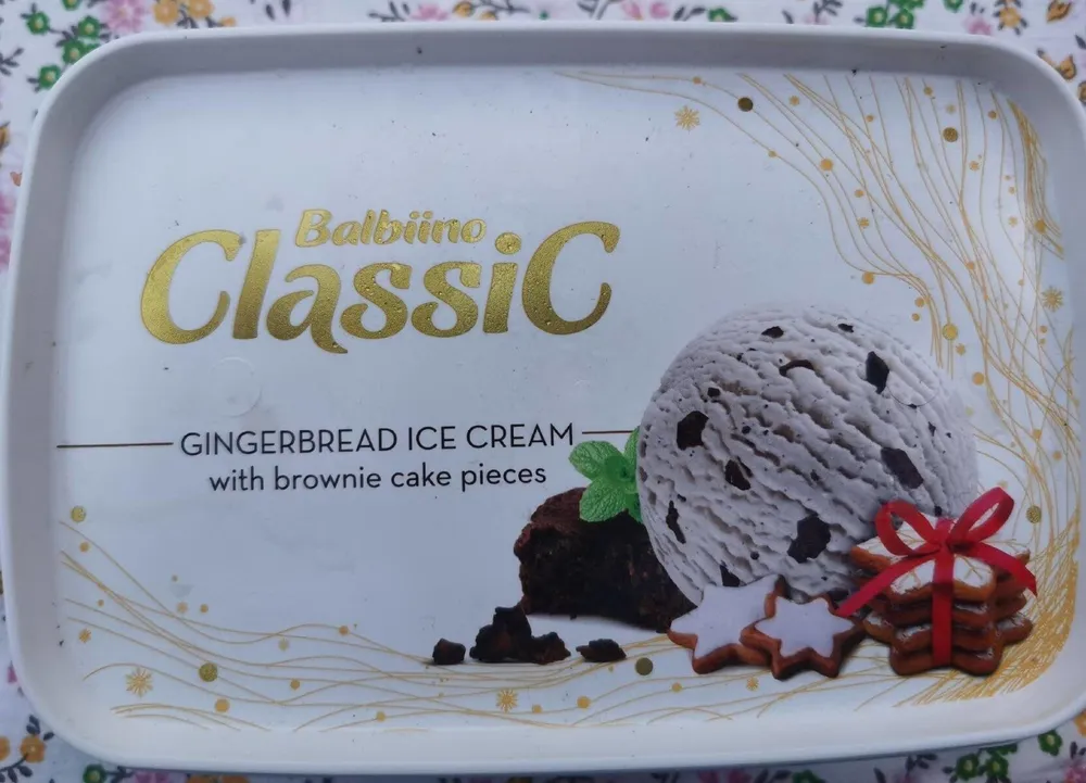 Gingerbread ice creamwith brownie cake pieces