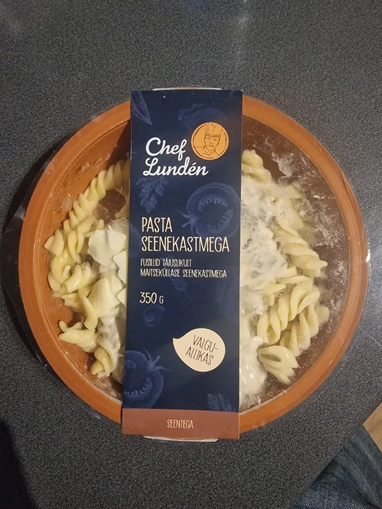 Pasta Seenekastmega