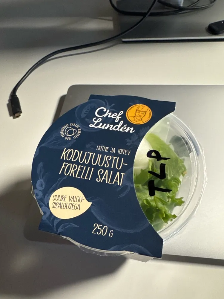 Kodujuustu-Forelli Salat