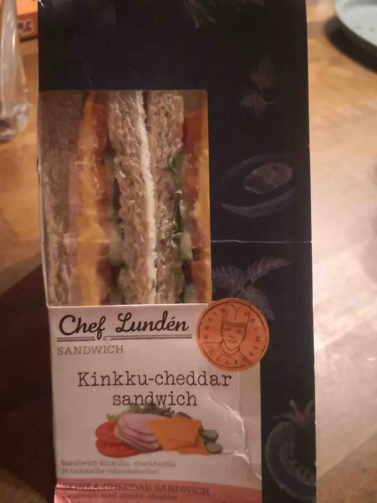 Kinkku-cheddar sandwich