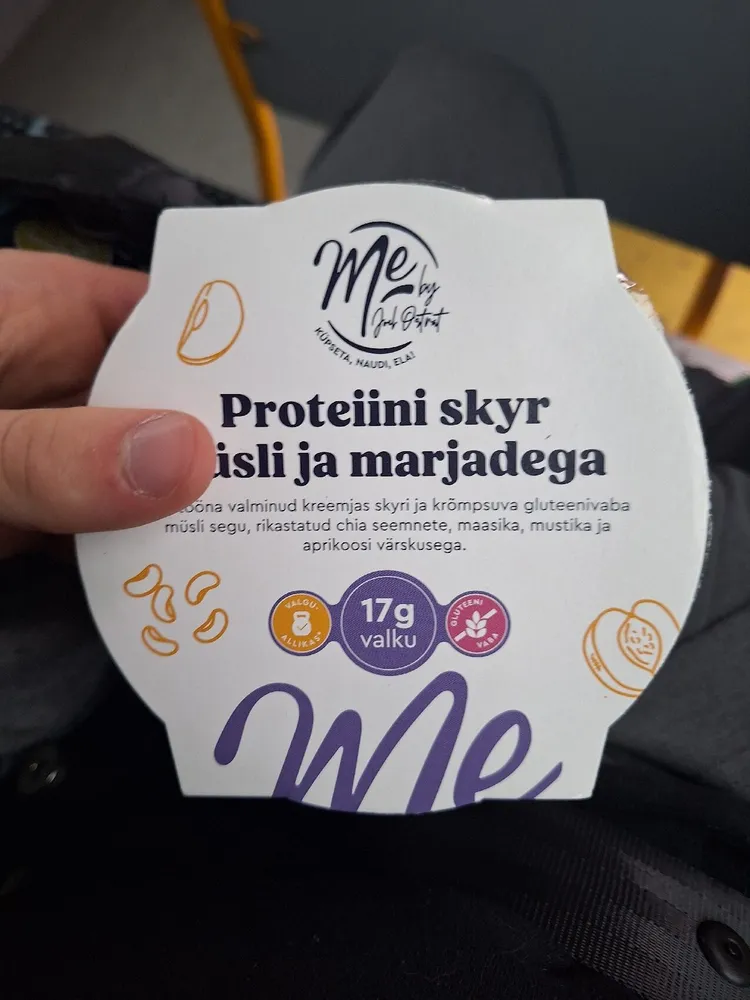 proteiini skyr müsli ja marjadega