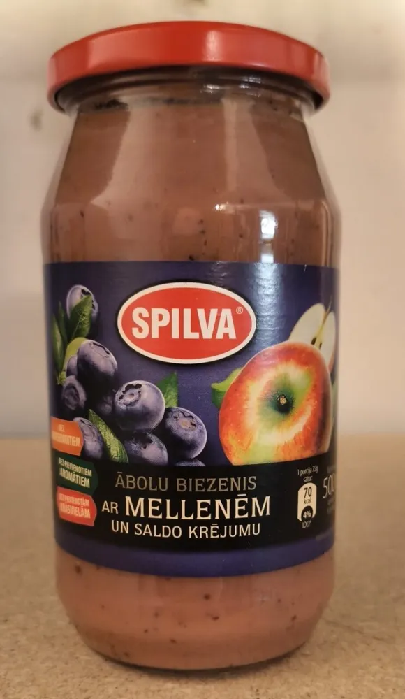 Apfelmus mit Heidelbeeren und süßer Sahne