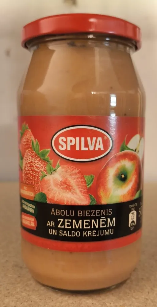 Apfelmus mit Erdbeeren und süßer Sahne