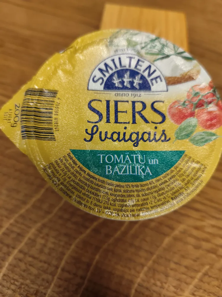 Siers Svaigais Tomātu Un Bazilika