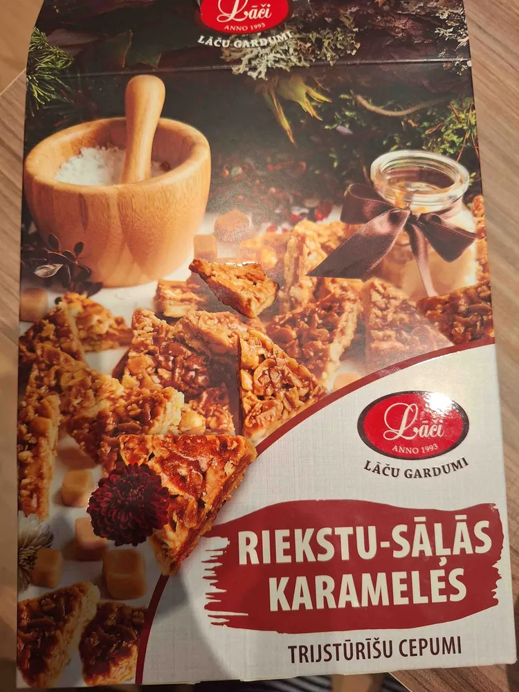 Triangle cookies with nuts and salted caramel