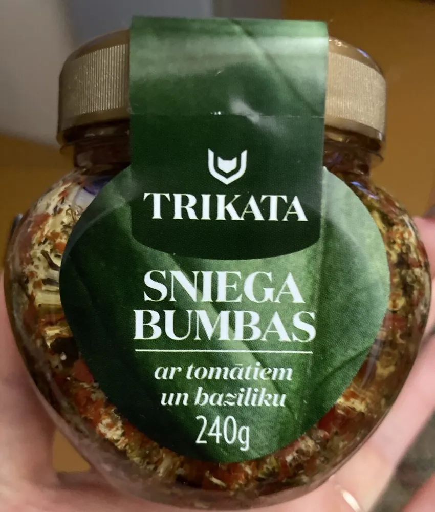 sniega bumbas ar tomātiem un baziliku