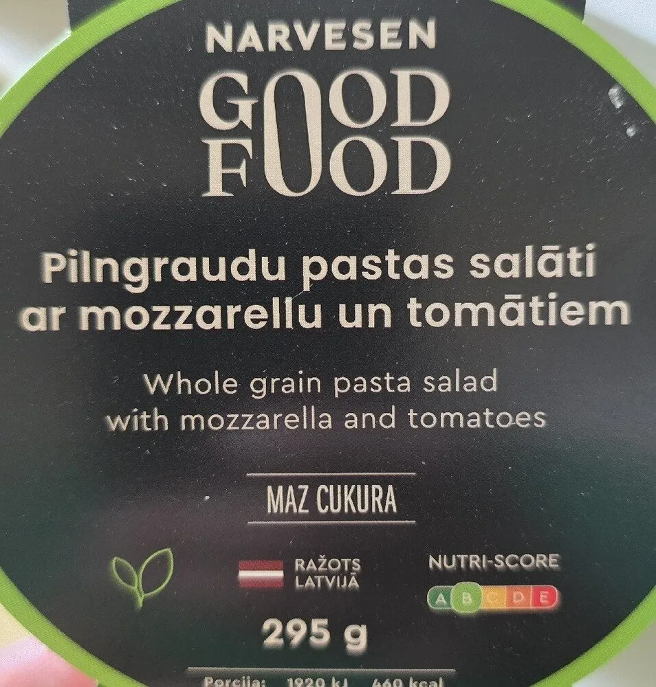 Pilngraudu Pastas Salāti Ar Mozzarellu Un Tomātiem