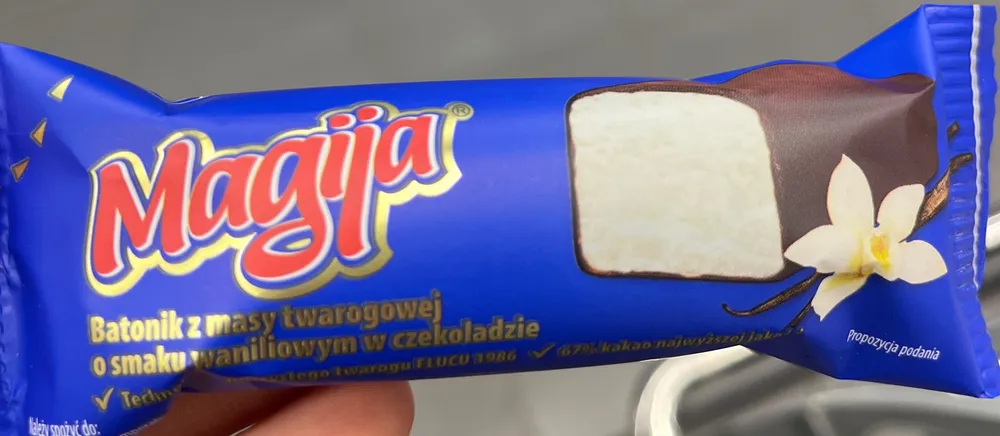 Batonik z masy nugatowej o smaku waniliowym w czekoladzie