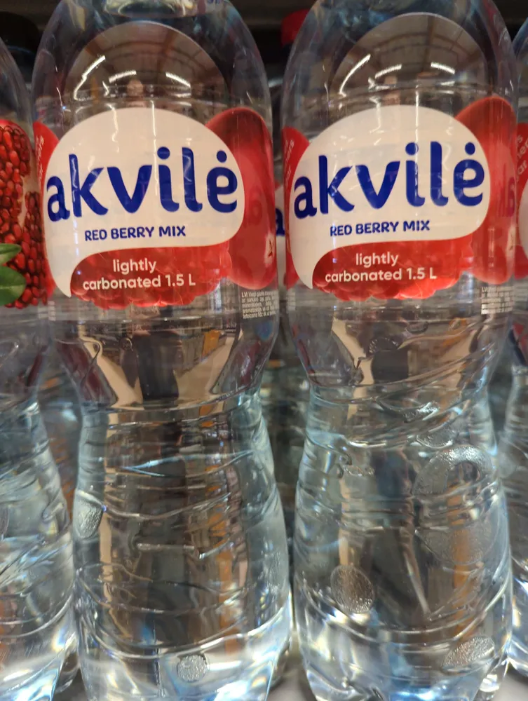 Akvile Gazuotas Vanduo Raudonųjų Uogu Skonio
