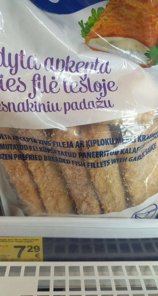 Žuvęs filė tešloje su česnakiniu padažu