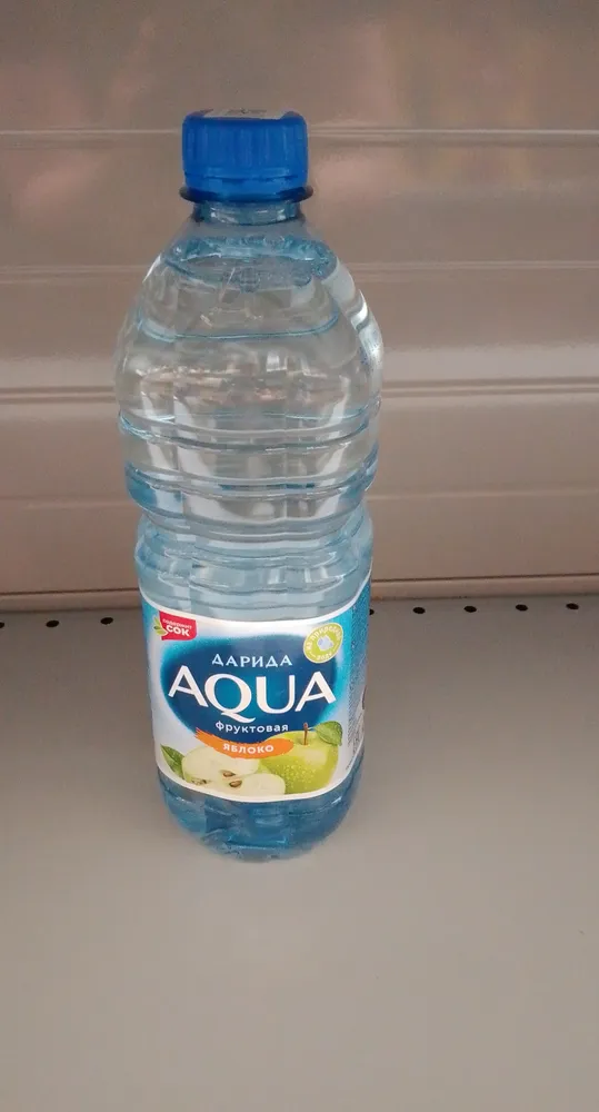 Agua mineral natural con zumo de manzana
