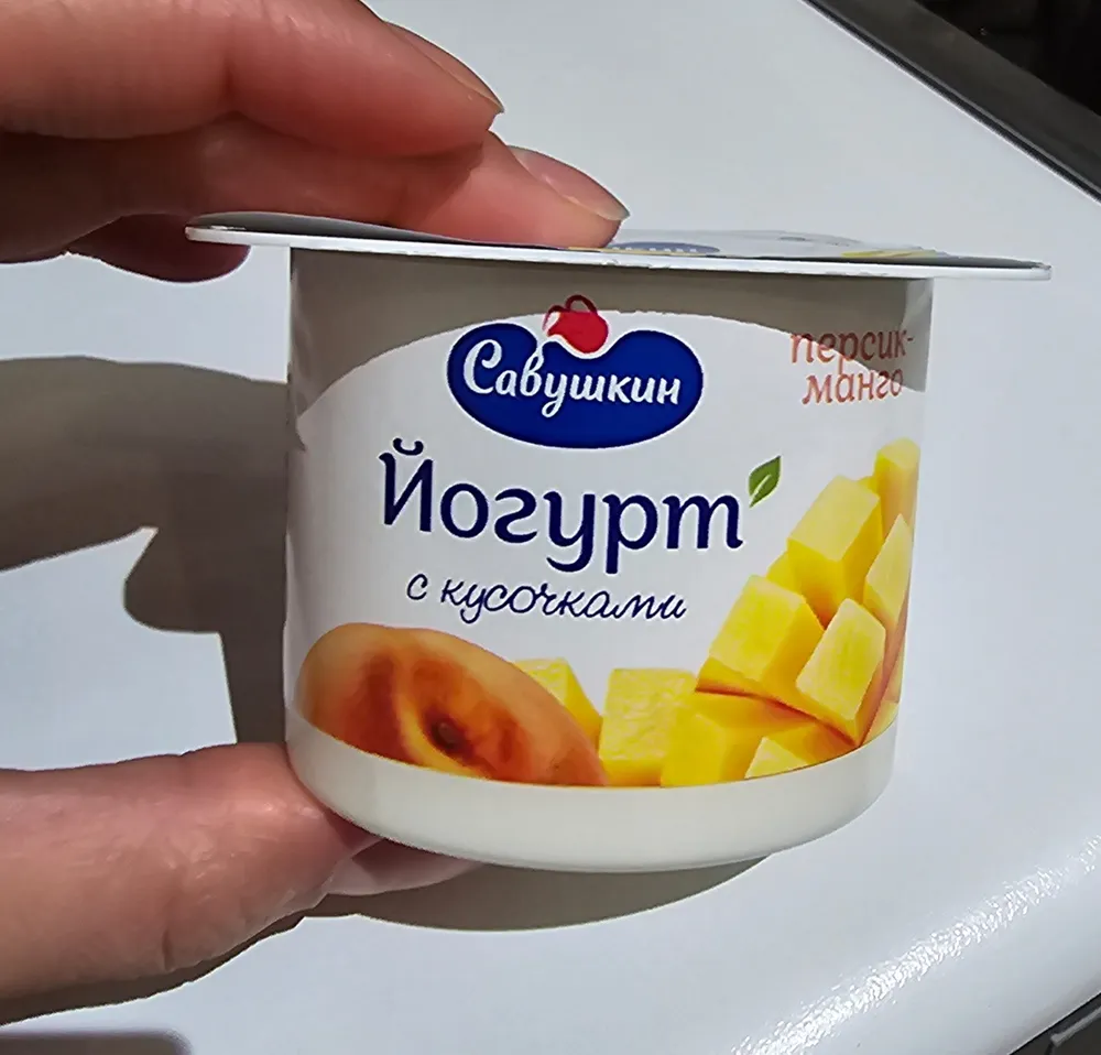 Йогурт с кусочками персик-манго