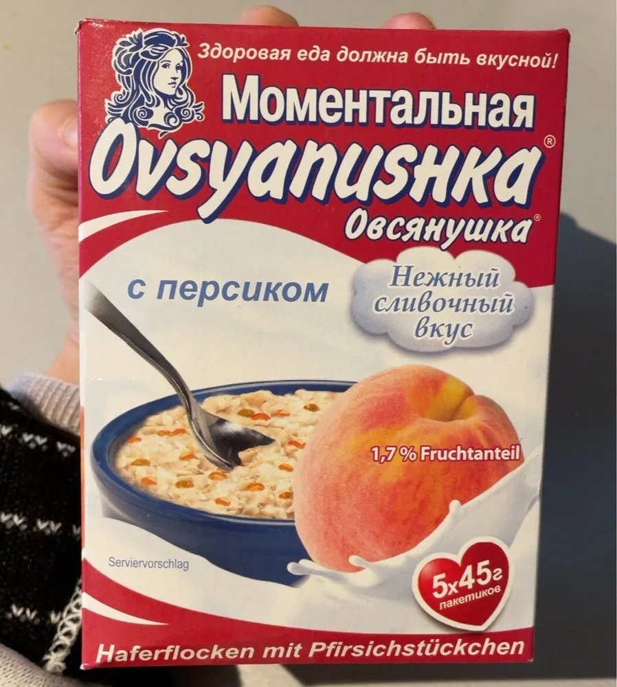 Oat flakes with peach pieces in sachets