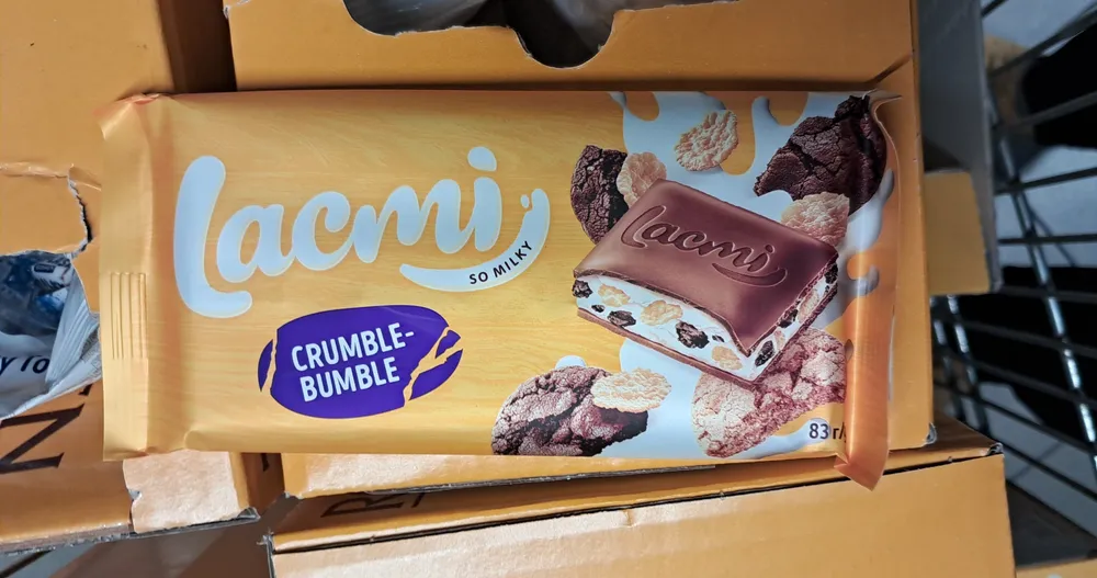 Шоколад молочний "Lacmi Crumble-Bumble", з молочною начинкою, кукурудзяними пластівцями та печивом