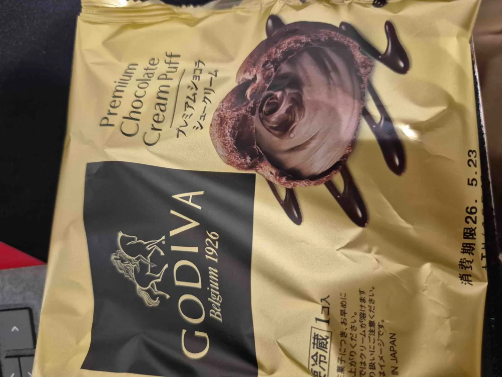Premium chocolate cream puff