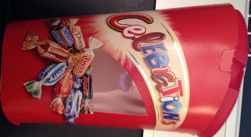 Célébrations - Assortiments de chocolats au lait fourrés et de biscuits enrobés