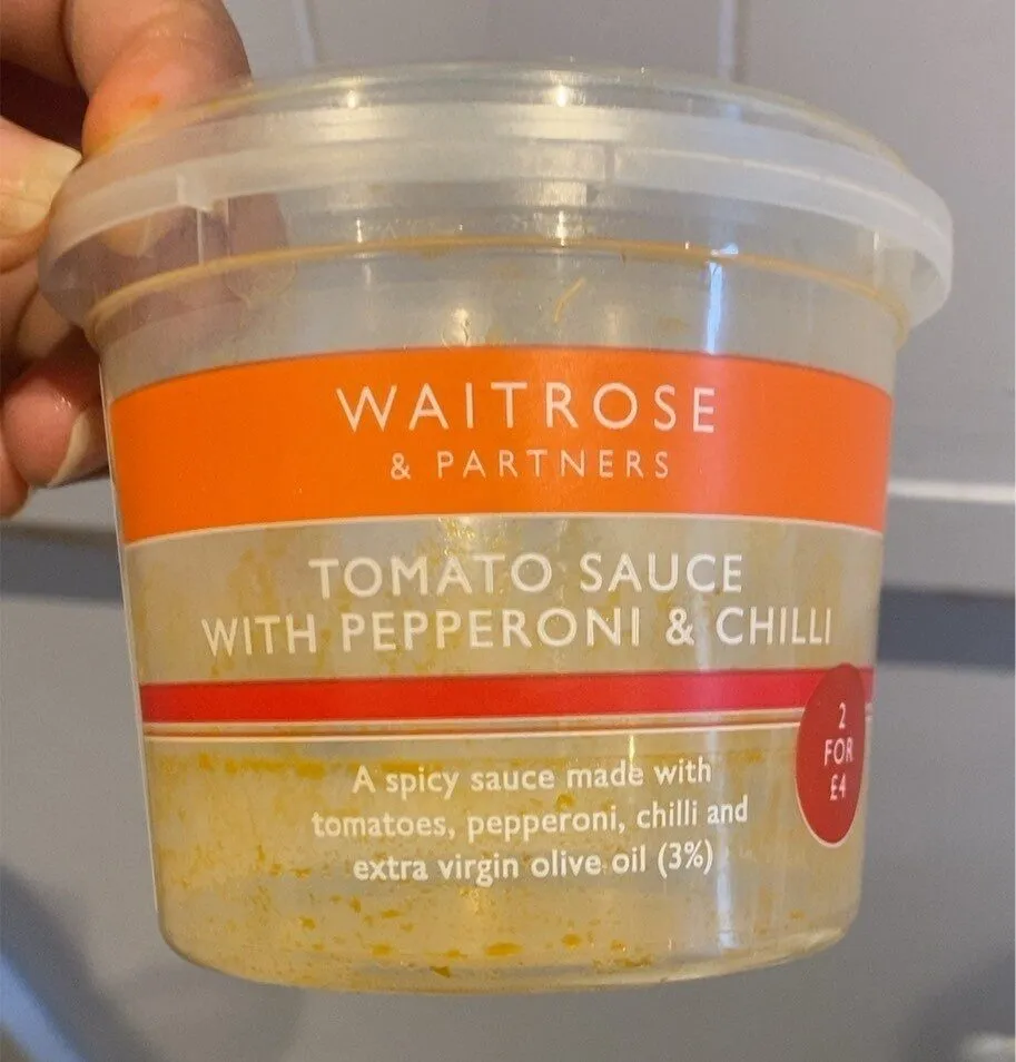 Tomato sauce with pepperoni & chilli