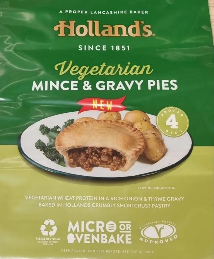 Vegetarian mince and gravy pies