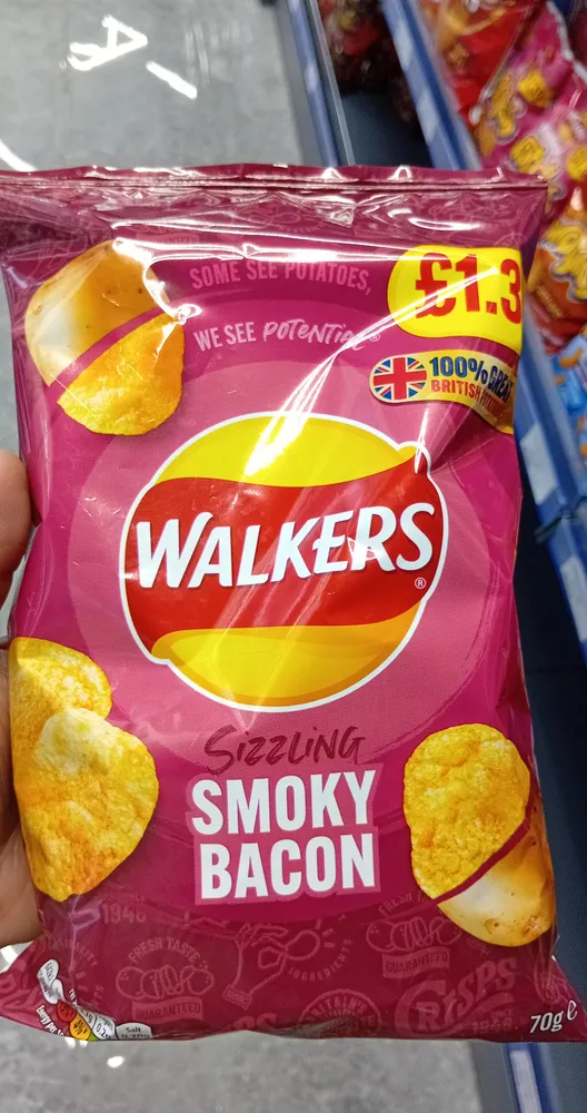 WALKERS sizzling smoky bacon