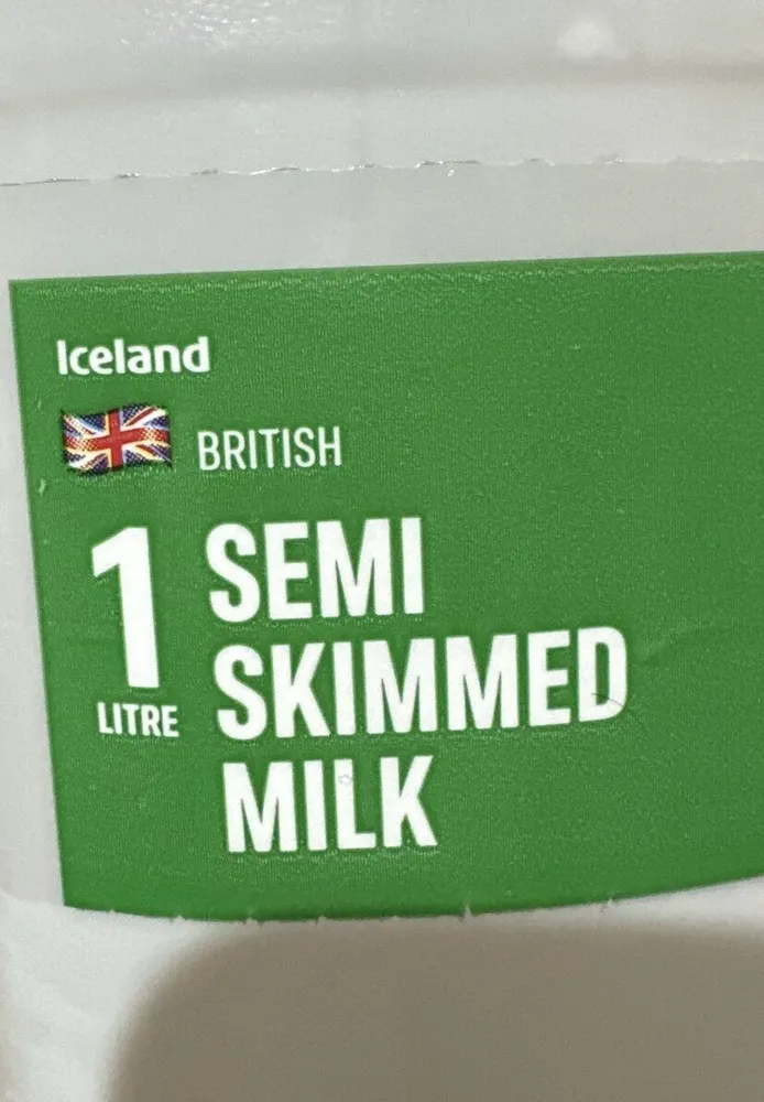 Iceland 1 LITRE BRITISH SEMI SKIMMED MILK า