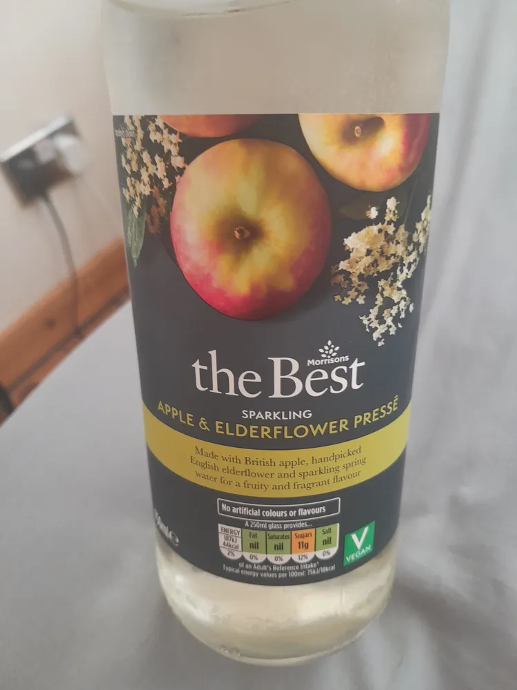 sparkling apple and elderflower presse
