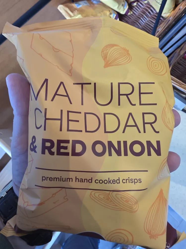MATURE MA CHEDDAR & RED ONION premium hand cooked