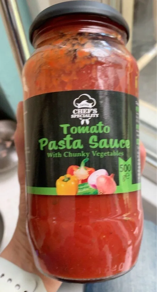 Tomato pasta sauce with chunky vegetables