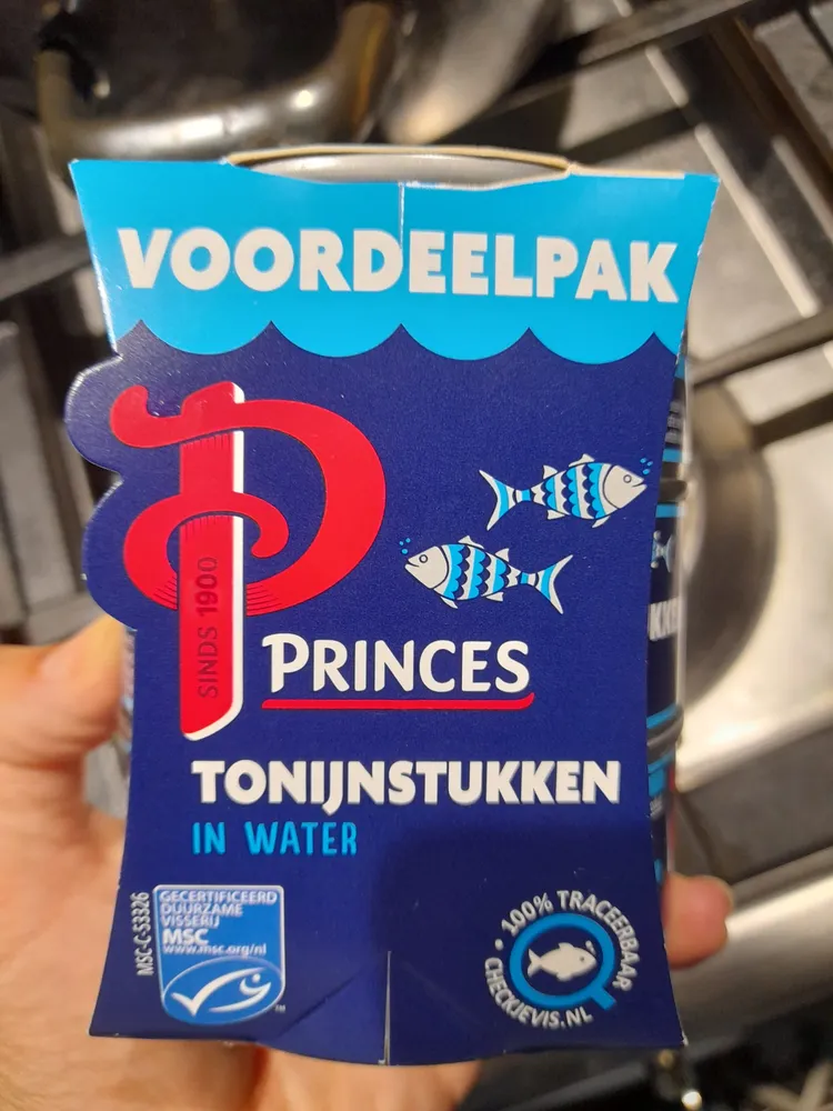 Tonijnstukken in water