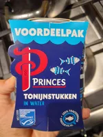 Tonijnstukken in water