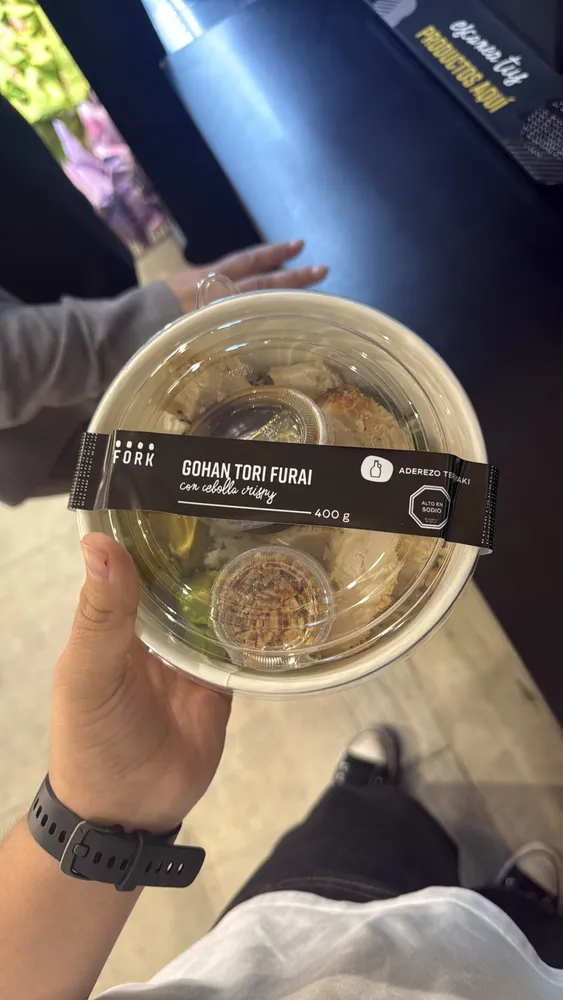 GOHAN TORI FURAI con cebolla crispy