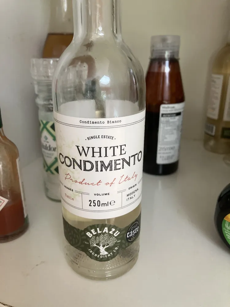 white condimento